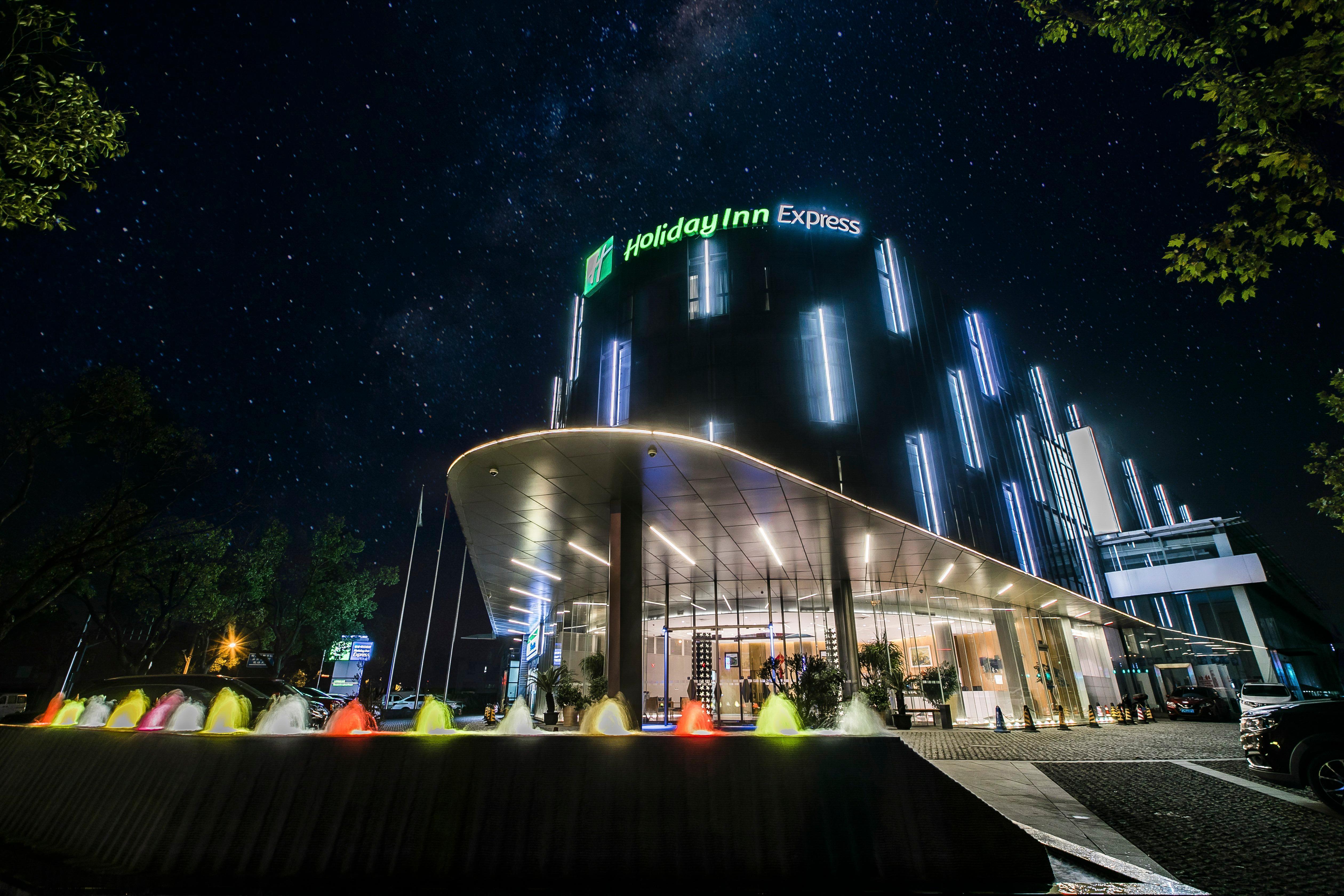 Holiday Inn Express Shanghai Songjiang Fangta By Ihg Екстериор снимка